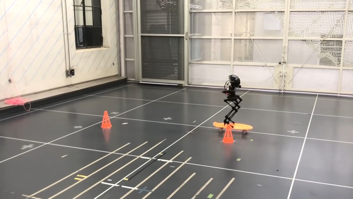 这个智能机器人可以飞和滑板
