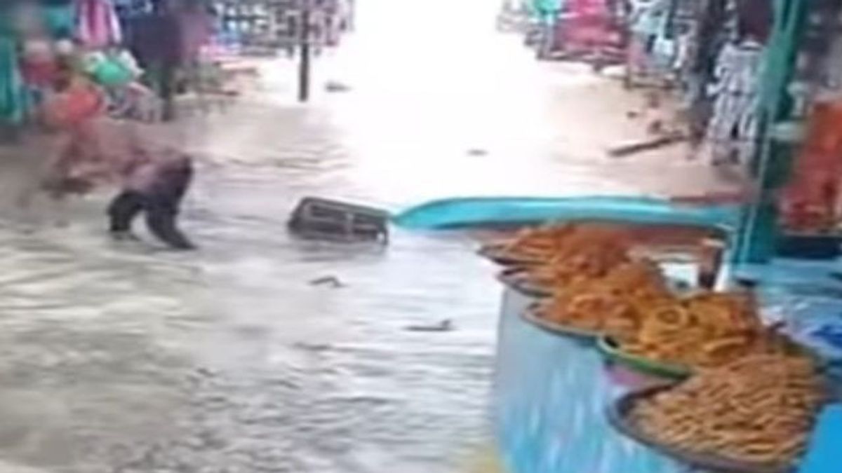 تضررت المباني على شاطئ غونونغ كيدول بسبب موجة المد والجزر