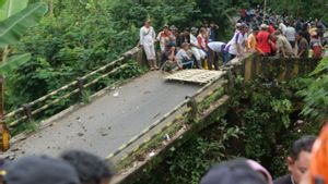 Jembatan Kali Tutur Putus Diterjang Air Sungai, Warga Lumajang Bergerak Cepat Bikin Akses Darurat