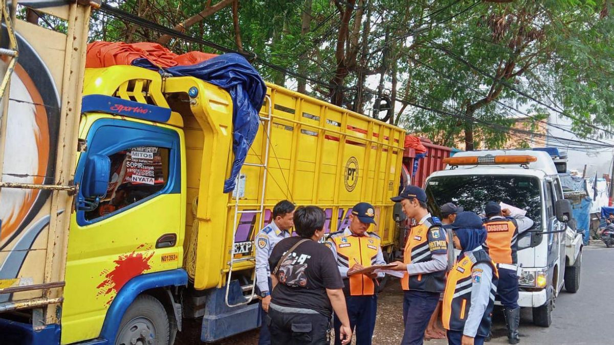 Road Users Disturbed Truck Activities Unloading Goods: It's As Delicious As It Is On The Road