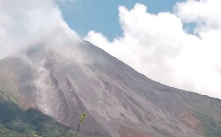 Gunung Karangetang Mengeluarkan Guguran Lava dengan Jarak Luncur Mencapai 1.750 Meter