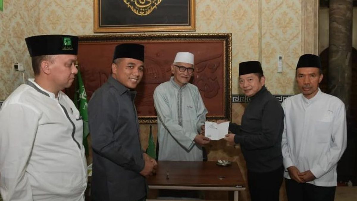 Ketum PPP Kunjungi Kediaman Rois Aam PBNU KH Miftachul Akhyar di Surabaya: Silaturahim Saja