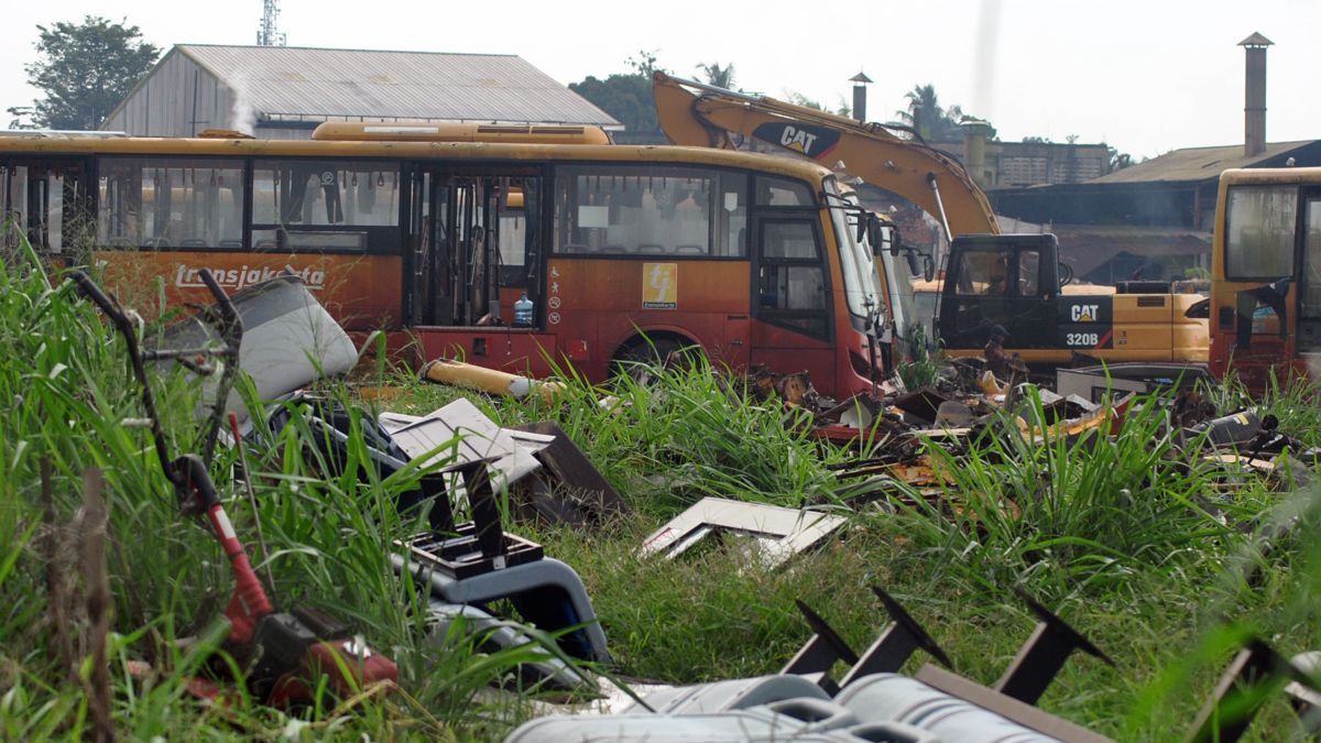 Jokowi 주지사, 오늘을 기념하여 녹슨 Transjakarta 버스에 대한 지불을 중단함, 2014년 4월 27일