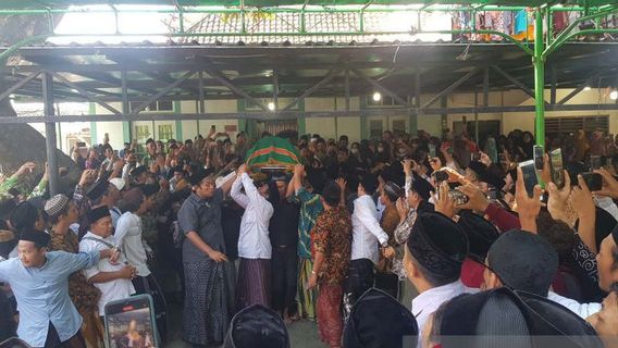 Thousands Of Mourners Crowded At Mustasyar PBNU Kiai Haji Dimyati Rois' Residence In Kaliwungu, Central Java