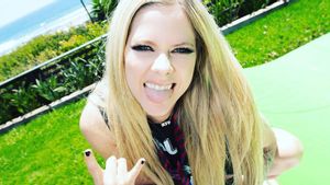 Bikin Akun TikTok, Avril Lavigne Tampil dengan Legenda Skateboard Tony Hawk