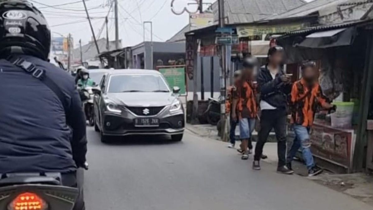 Four Youths Allegedly Personnel Of Mass Organizations Asked For Money At Several Kiosks Along Jalan Surya Kencana Pamulang