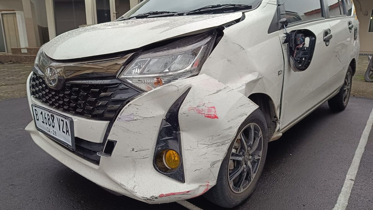一辆丰田Calya Putih在Parigi Tangsel收费公路边缘被发现,涉嫌在运营时被小偷抛在后面