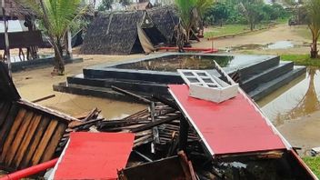 Dozens Of Saung Gazebo On The South Coast Of Lebak Collapsed By Puting Beliung