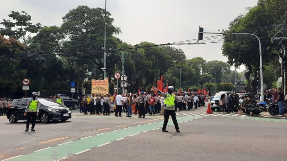 운전자들은 돌아서라고 요청했고 경찰은 KPU 주변의 Jalan Imam Bonjol을 폐쇄했습니다.