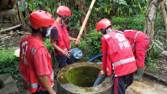 After The Flood, Dozens Of Residents' Wells In Jember Were Cloudy And Smelled