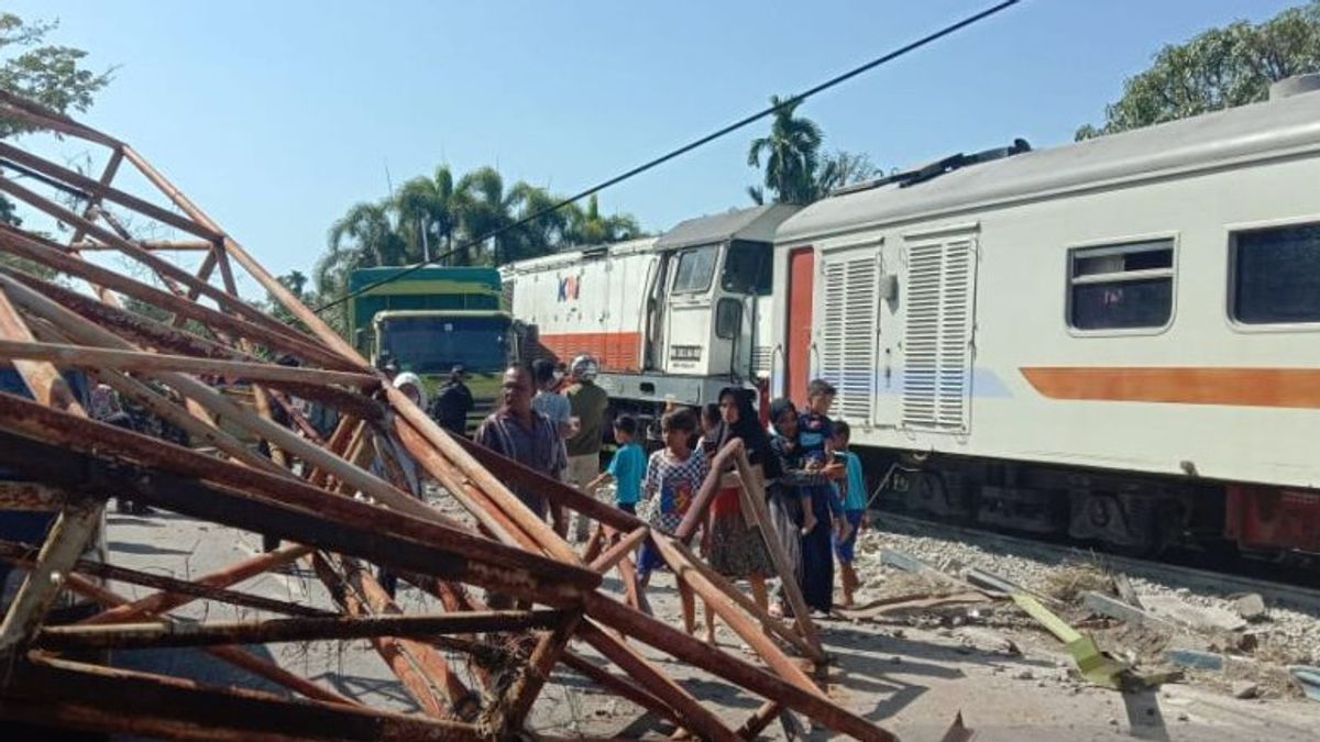 Sibinuang Train Hits Truck At Crossroads Without Signs In Padang