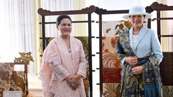 Ibu Negara Ajak Permaisuri Jepang Lihat Koleksi Batik Jawa Hokokai