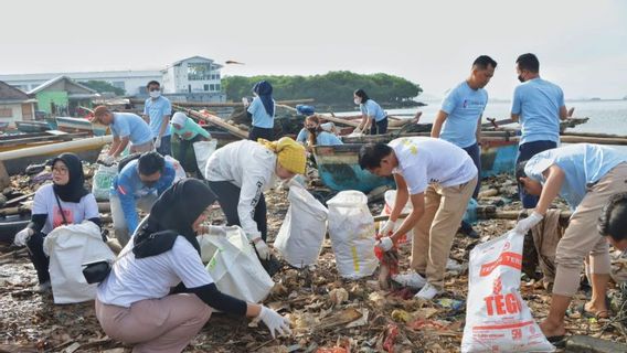 Peringati Hari Sampah Nasional, Pantai Payang Panjang Bandarlampung Dibersihkan
