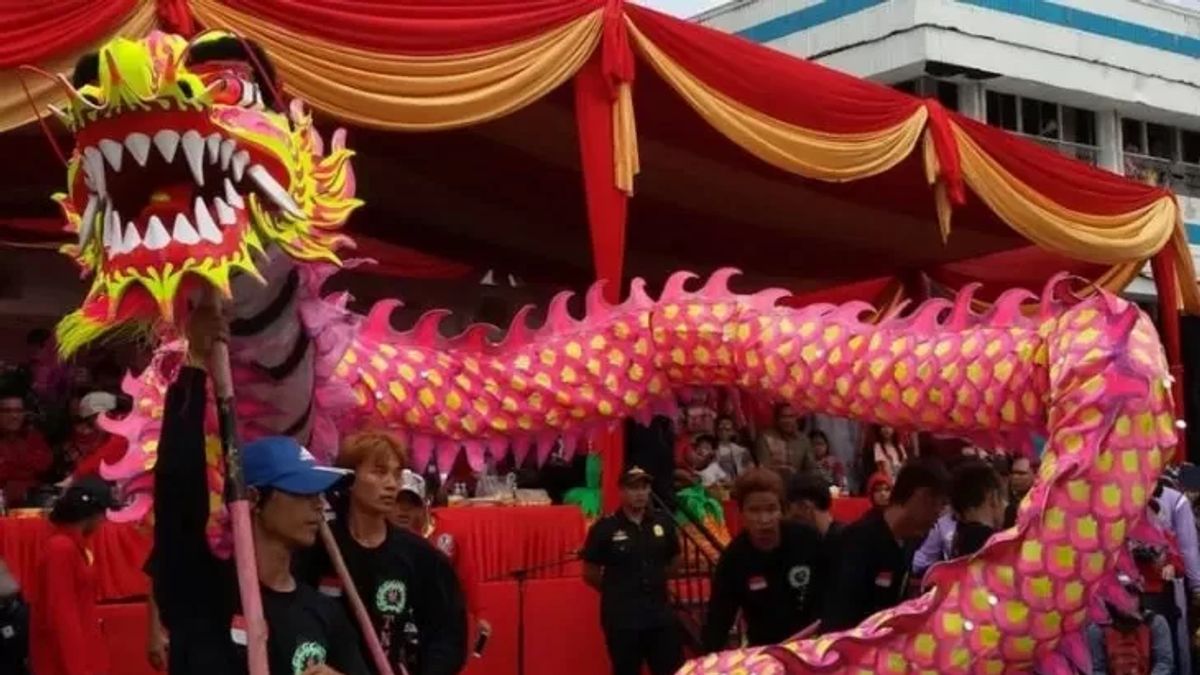 Dear Pontianak Residents, Jalan Gajah Mada Closed There Are Naga And Barongsai Attractions