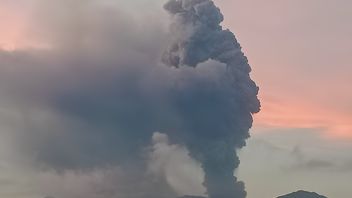 星期一早上,北马鲁古杜科诺山的喷发继续增加