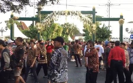 Gelar Tasyakuran Kaesang-Erina, Pura Mangkunegaran Dipenuhi Warga dan Karangan Bunga Sejak Pagi