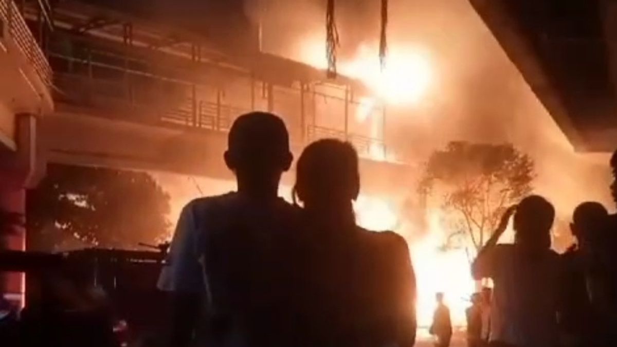 Residents' Settlement In Petamburan, West Jakarta Burns, Fire Spreads To JPO