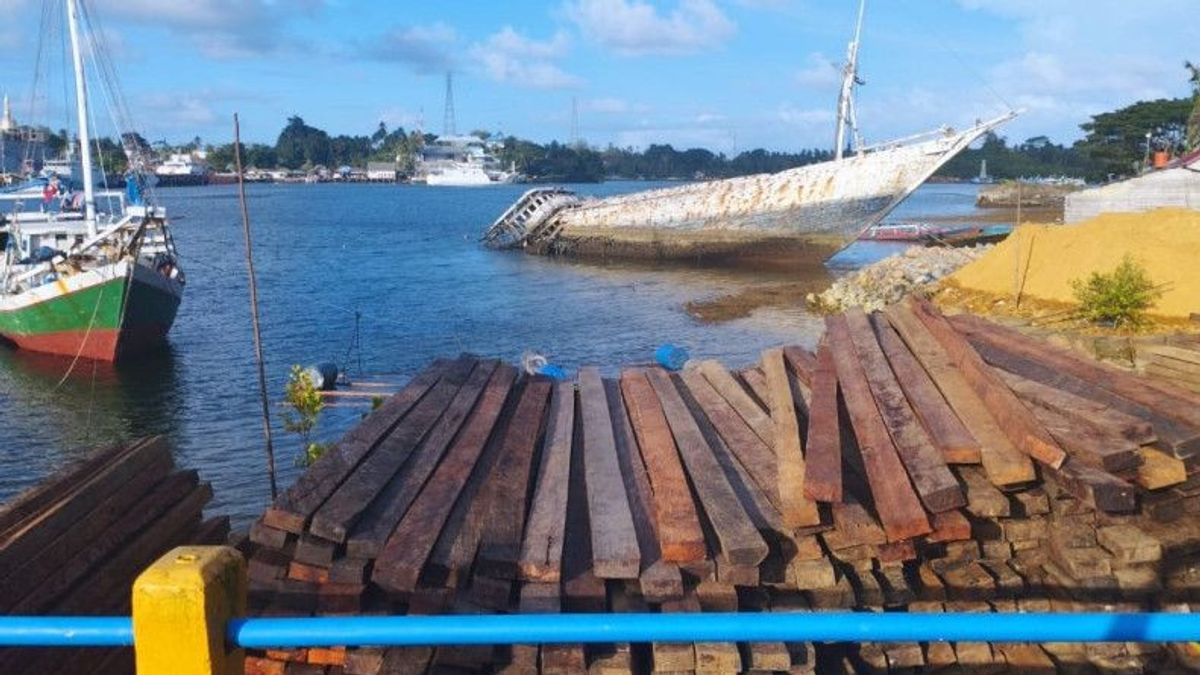 <i>Ilegal Logging</i> di Perairan Buton Utara Sultra, Polisi Amankan Kayu 66,29 Meter Kubik