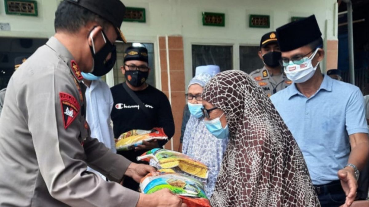 Kapolda Sumsel Blusukan ke Kawasan Kumuh Bagikan Bantuan Beras