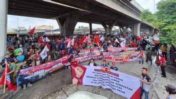 aroman chauffeur de camion de démonstration au port de Tanjung Priok, se plaint de la congestion jusqu’à Preman