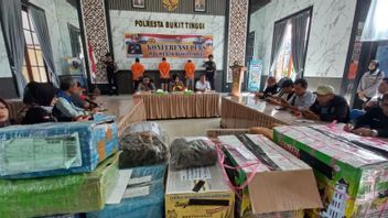Polres Bukittinggi Bongkar Pengiriman Paket Ganja Lewat Kotak Oleh-oleh Kerupuk Sanjai