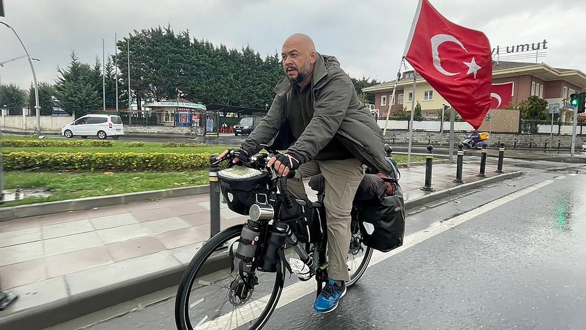 打击种族主义和仇视伊斯兰教， 土耳其人骑自行车环游不同的国家