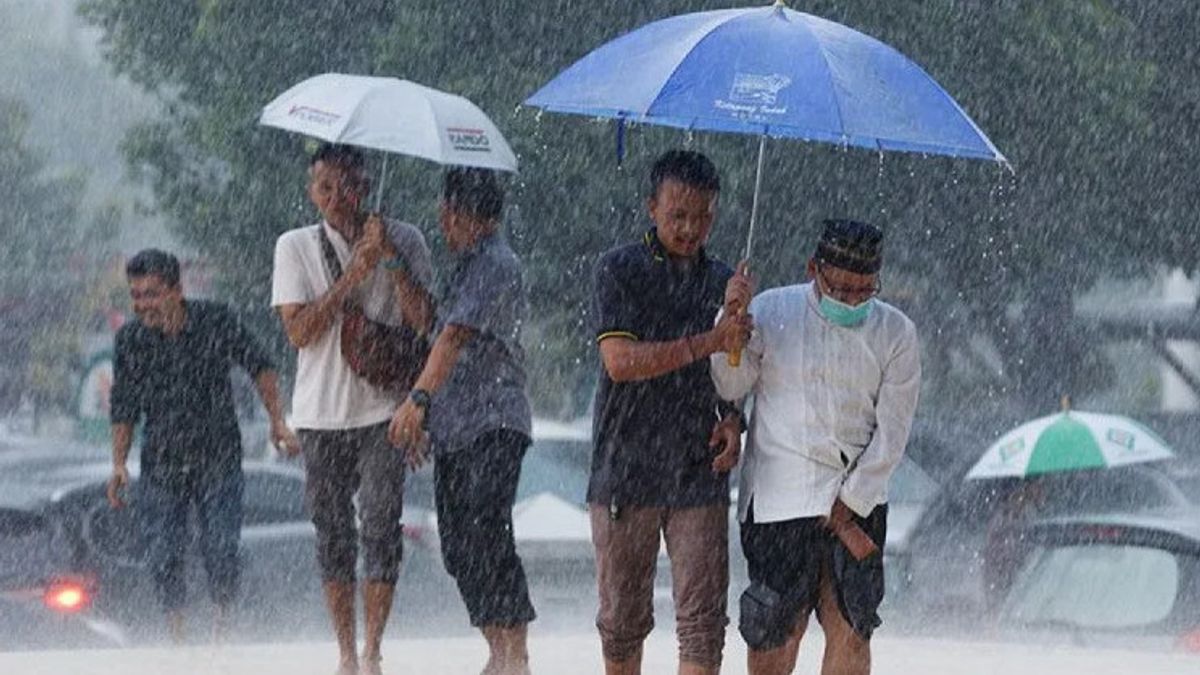 Cuaca Hari Ini 4 November: Jakarta Hujan Petir mulai Sore