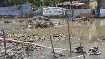 East Jakarta SDA Sub-Department Calls Floods In Residential Areas Of RW 01 Cawang Due To Water Channels Covered By Debris