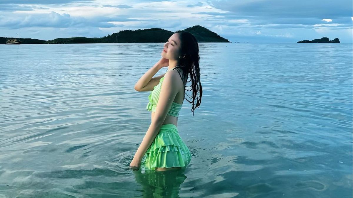 Portraits de Natasha Wilona passé des vacances à Pink Beach, fiers d’être une enfant de plage