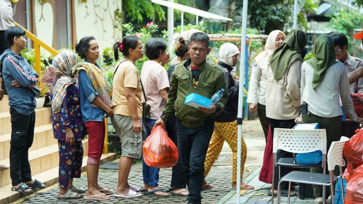 Again, Officers Evacuate 29 Residents Of The Angke Toll Road To The Pulogadung PIK Flat