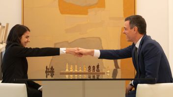 接受不戴头巾参加比赛的伊朗棋手，西班牙总理佩德罗·桑切斯：我学到了很多东西