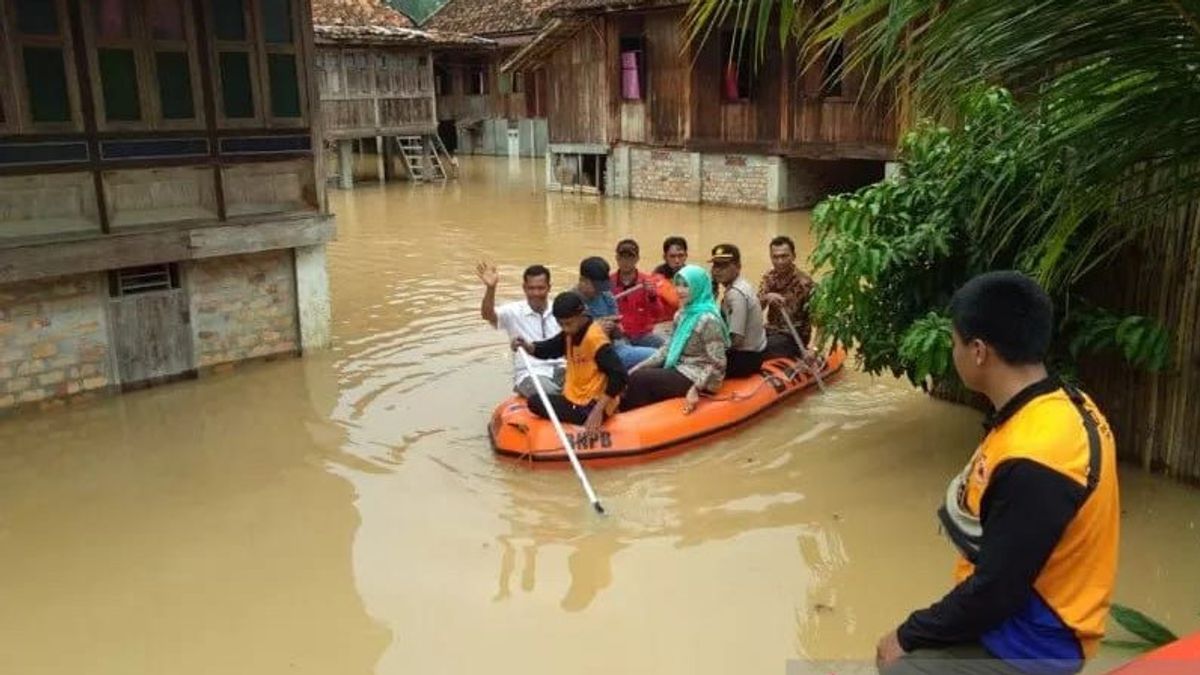 大宇南スマトラ住民の何百もの家が洪水に見舞われた