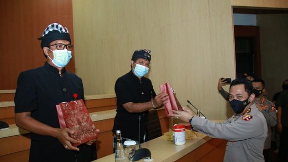 Selamat, Putu Soma Antara dan I Nyoman Sukanada Dapat Perhargaan dari Kapolri sebagai Pecalang Bali Berprestasi 