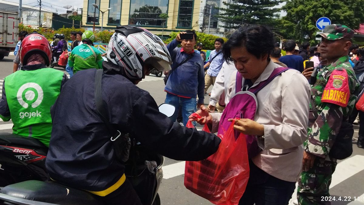 Enggan Berhadapan dengan Kubu Lawan di Monas, Pendukung Prabowo Pilih Bagikan Makanan Gratis di Jalan