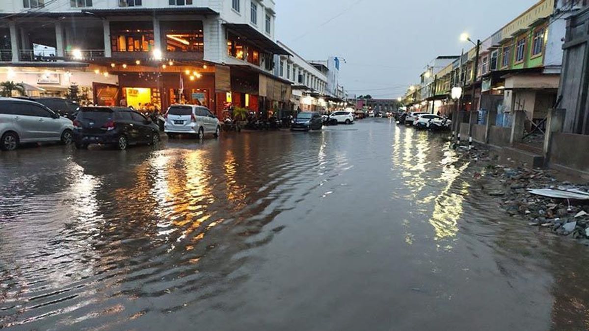 روب الفيضانات نقطة في جاكرتا يزيد، الآن ينقع 39 RT