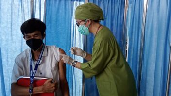 Report De La Troisième Dose De Vaccination Pour Les Travailleurs De La Santé à Mataram