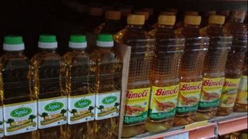 The Price Of Bimoli Cooking Oil Owned By Conglomerate Anthony Salim In Medan Has Started To Fall Even Though It Hasn't Touched IDR 14,000 Per Liter