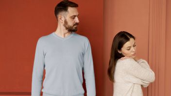 5 Penyebab Kurangnya Perhatian dalam Hubungan Berpasangan