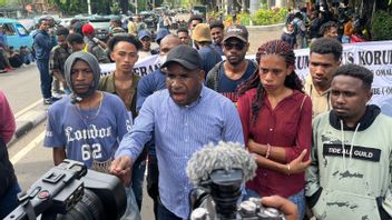 Students And Indigenous Papuans Demo In Front Of The AGO's Office, Ask For Corruption Suspects For The Procurement Of Detained Helicopters