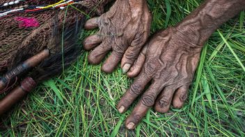 パプアの指を切る伝統を知っているシンボルベルカブンスクダニは、家族に残された後