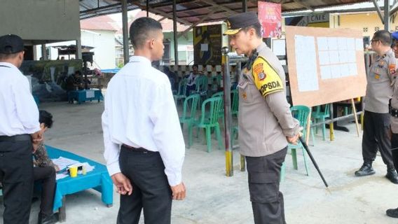 The Kaltara Police Chief Visited 5 TPS In Central Tarakan During The PSU Process