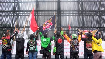 Indonesian Guard Demonstration In Front Of The DPR Building, Convey Aspirations In The Rain