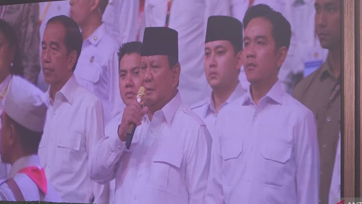 Jokowi dan Gibran Berdiri Apit Prabowo di HUT Gerindra