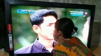 Ceux Qui Embrassent Amanda Manopo Et Arya Saloka D'Ikatan Cinta à Travers Les écrans De Télévision