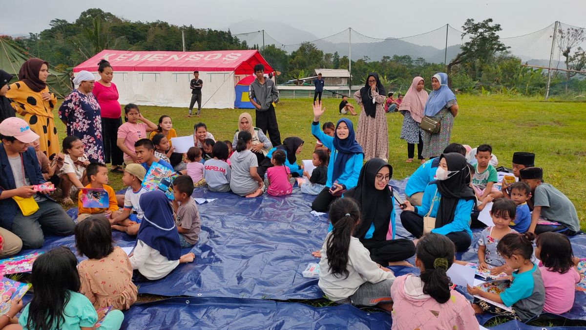 Relawan PLN Menghibur Anak-Anak di Posko Pengungsian Gempa Cianjur