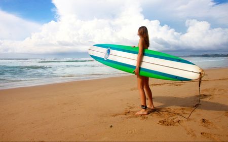 Cerita Penjaja Sewaan Alat Surfing di Pangandaran yang Sepi Pengunjung Selama Pagebluk COVID-19