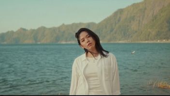 艾琳·潘贾蒂安在《Shooting Star》音乐视频中呈现出对比
