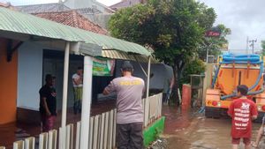 Viral Banjir Air Berwarna Merah di Pekalongan, Diduga Ada Warga Buang Obat Batik Sembarangan