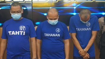 Trois hommes à la tête d’un bouclier d’affichage par la police après avoir volé des produits de première nécessité pour fabriquer de faux cheveux