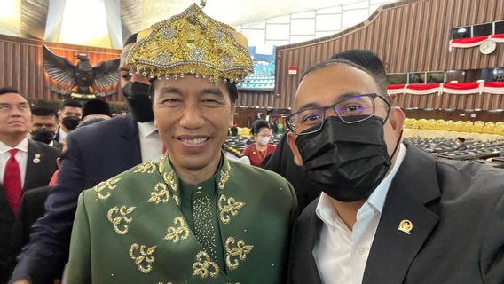 与佐科威和普拉博沃一起偷拍自拍时刻，安德烈·罗西亚德为凯图姆·格林德拉祈祷继续2024年总统接力棒  